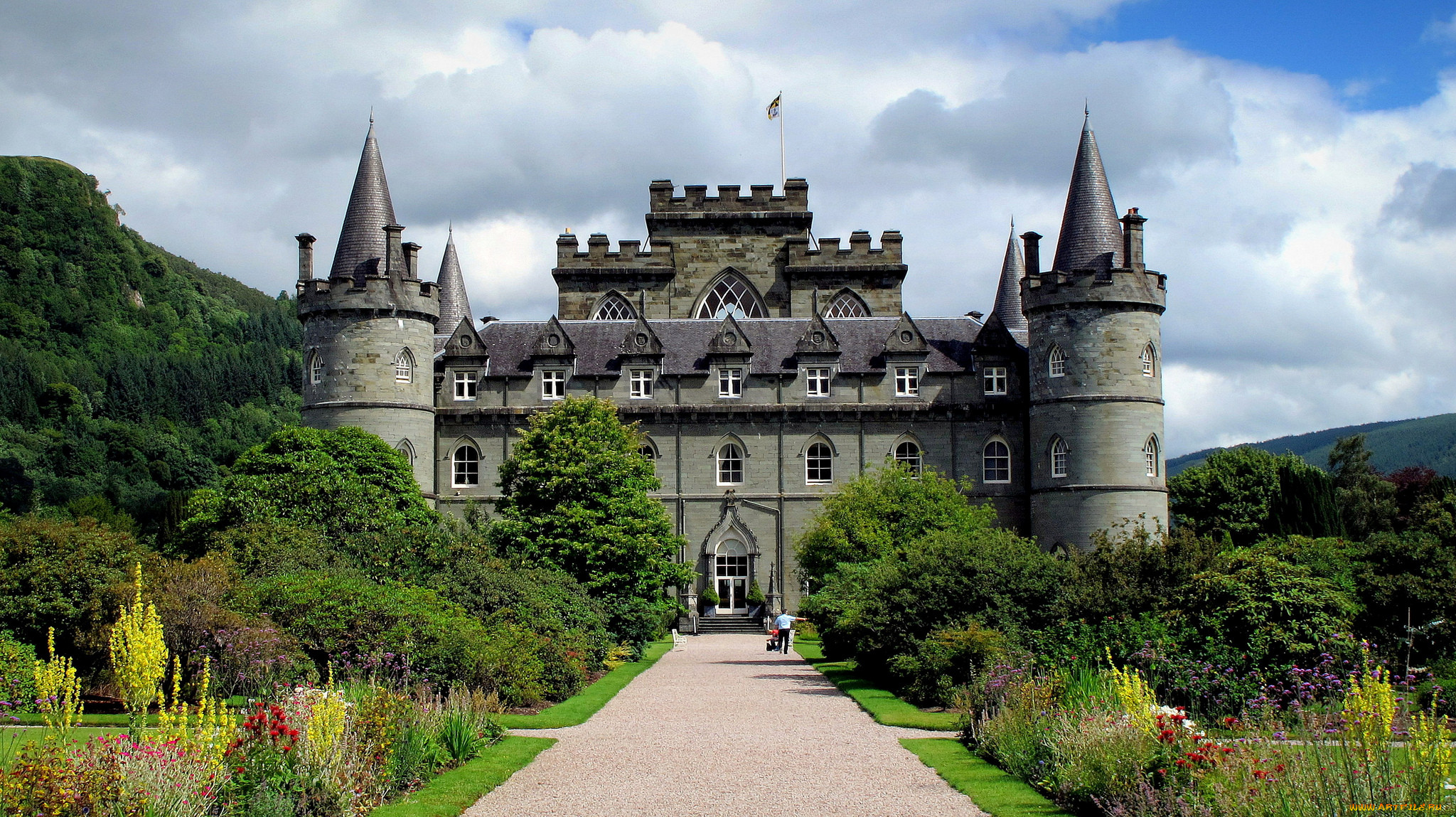 Castles kwko. Inveraray Castle Шотландия. Шотландском замке Балморал. Шотландия замок Инверари Размеры. Замок Бутрон.